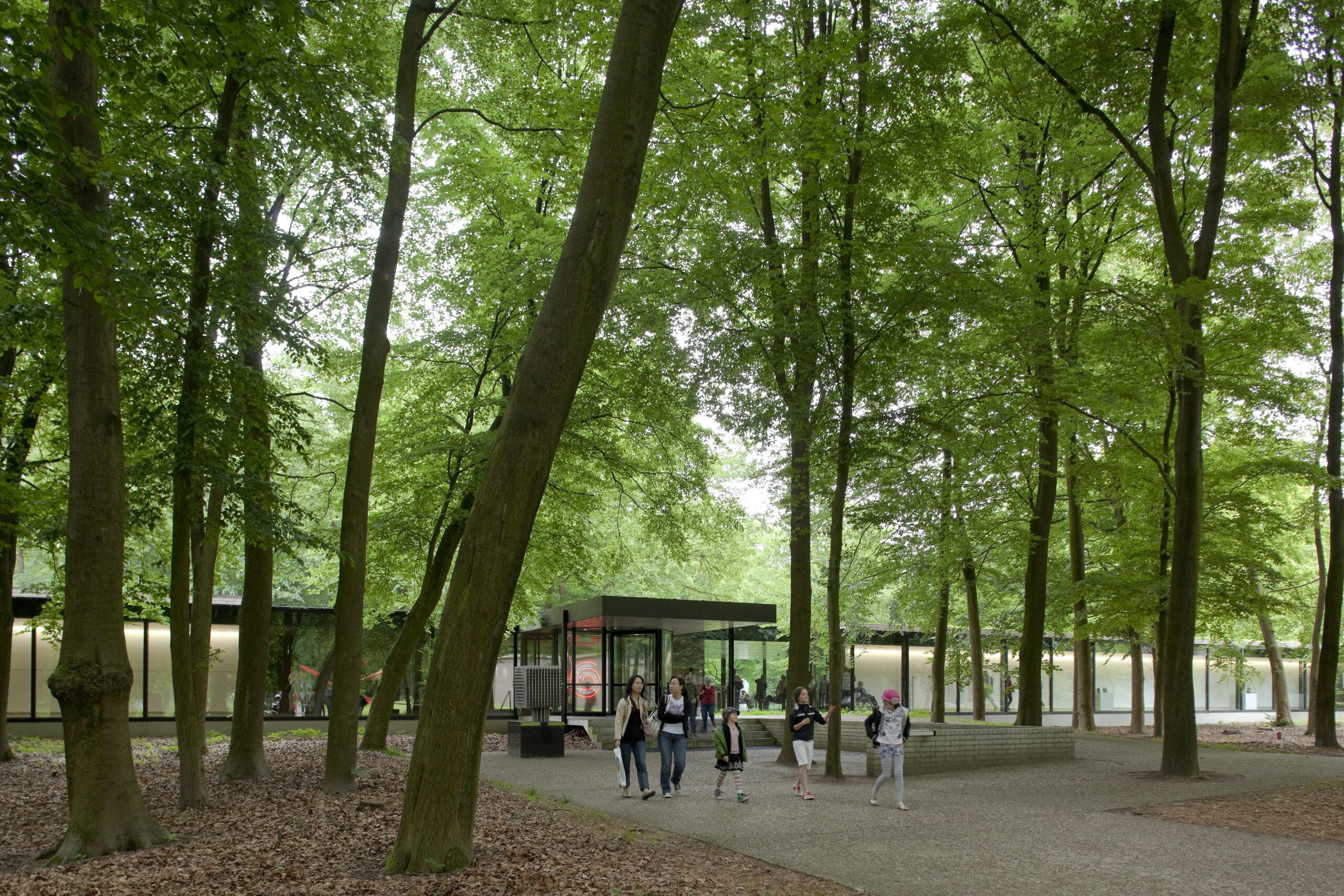 Entree van het Kröller-Müller Museum tussen de bomen