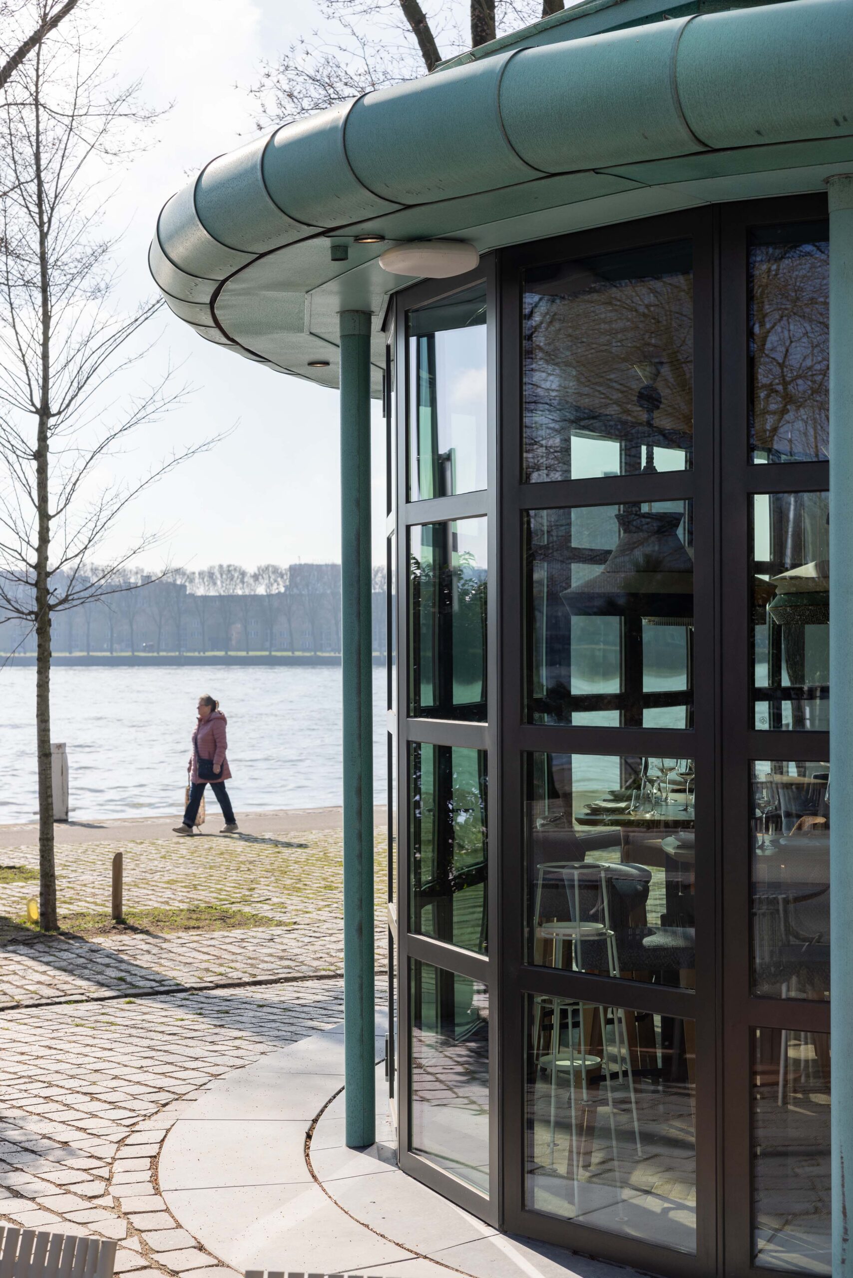 Gebogen gevel van Paviljoen Westerkade aan de Maas