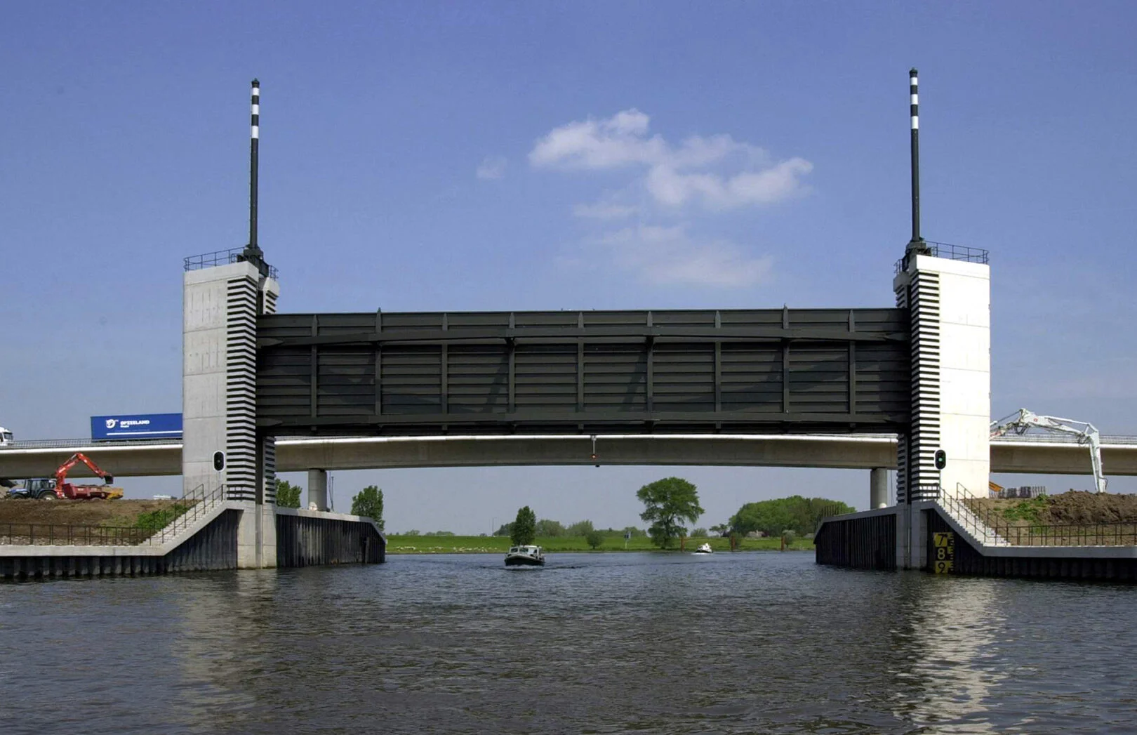 Waterkering en brug Heusdensch kanaal