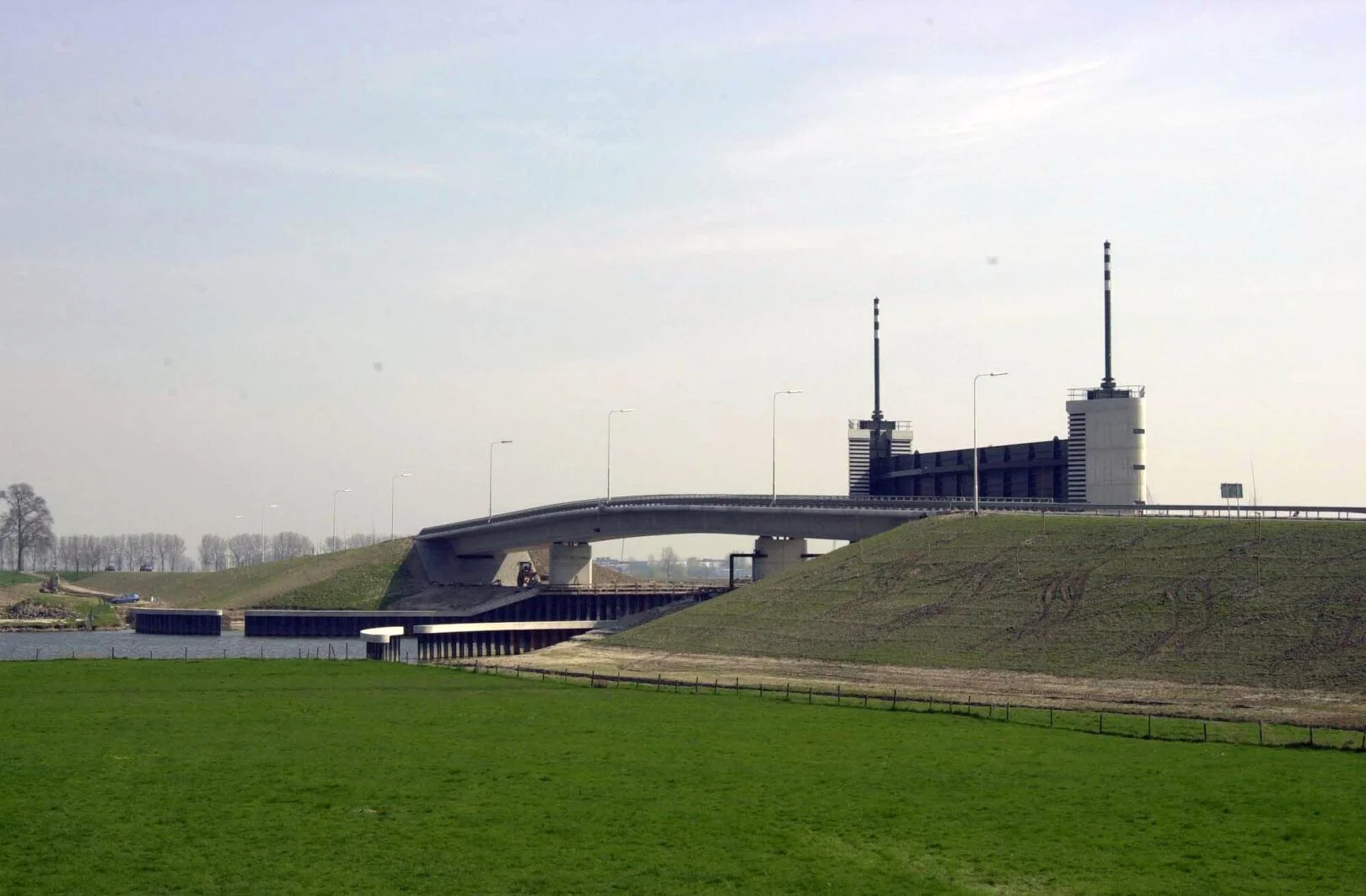 Waterkering en brug Heusdensch kanaal