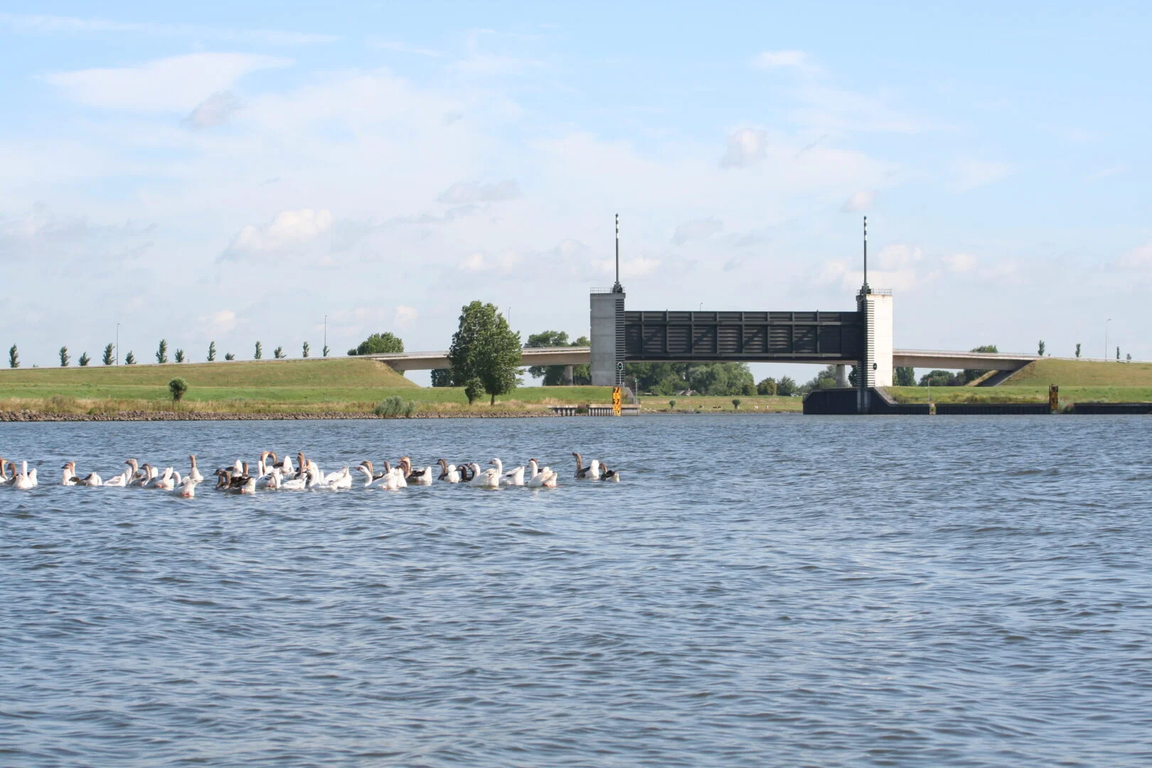 Waterkering en brug Heusdensch kanaal