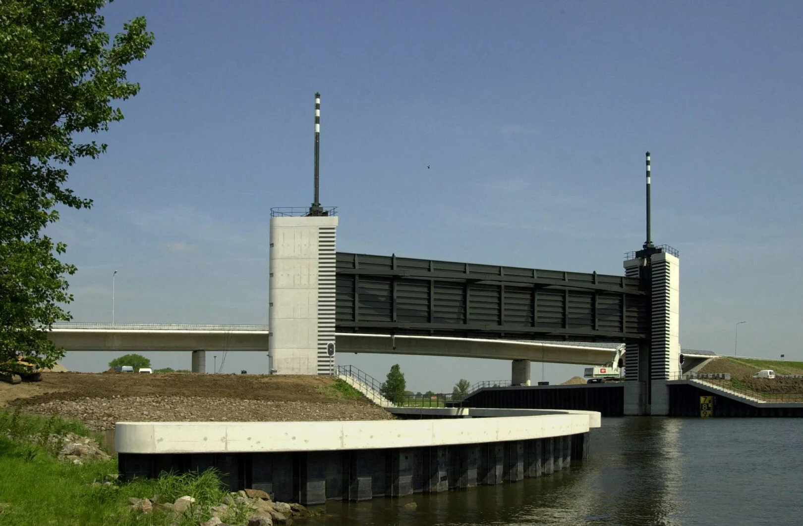 Waterkering en brug Heusdensch kanaal