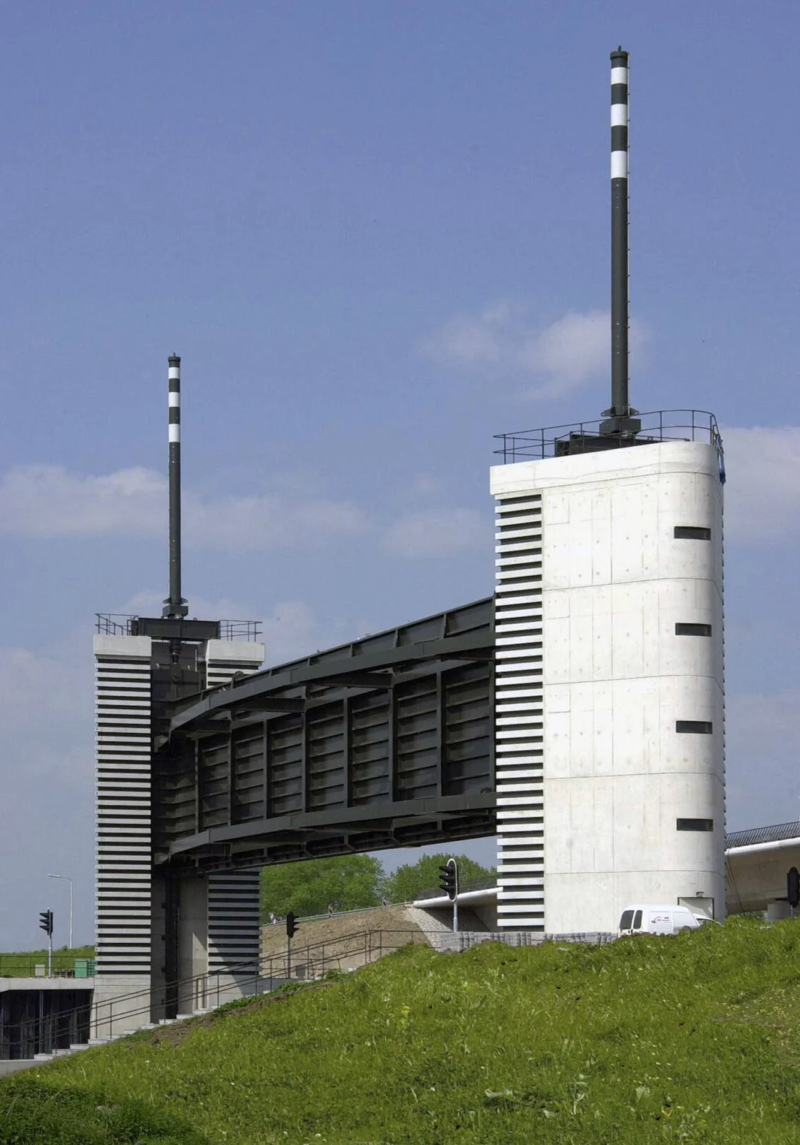 Waterkering en brug Heusdensch kanaal