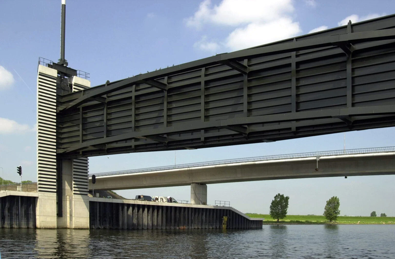 Waterkering en brug Heusdensch kanaal