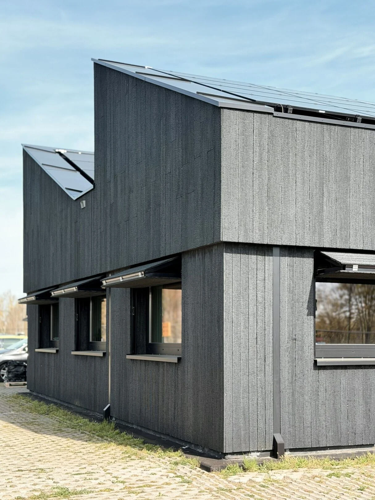 Hoek van het dienstgebouw met gevel, ramen en dak