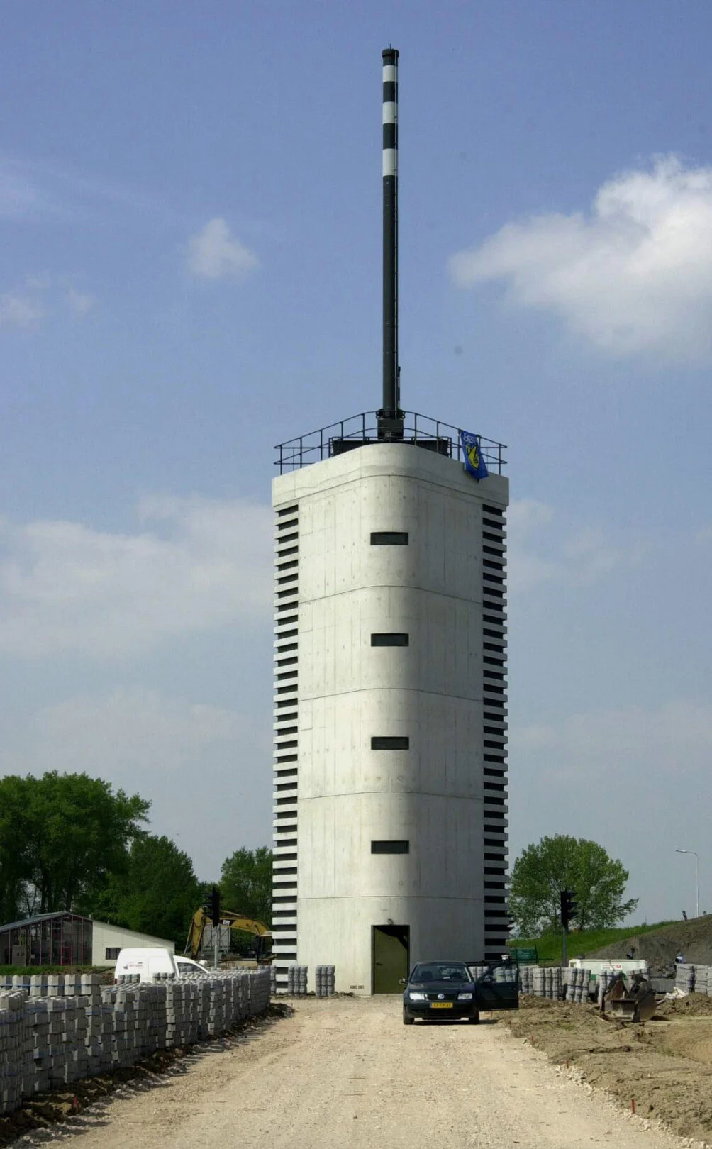 Waterkering en brug Heusdensch kanaal